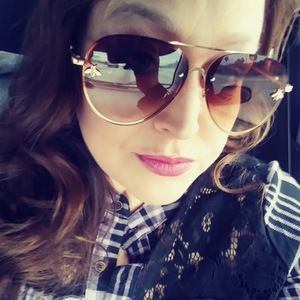 Meet your Posher, Debbie